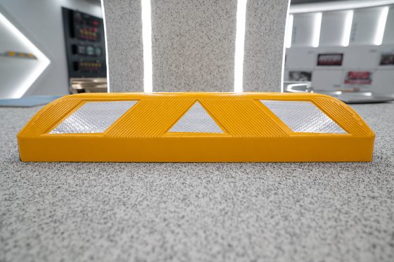 mua Durable Rubber Parking Block for Asphalt & Concrete Surfaces sản xuất trực tuyến